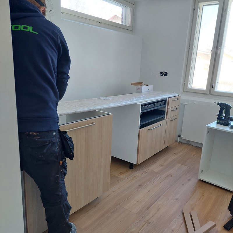 Puustelli-keittiön asennusta